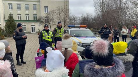 Безопасность и осторожность во время ночных прогулок на загородном участке 