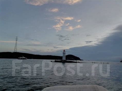 Вечерние прогулки на воде: волшебство города под сверкающим небом