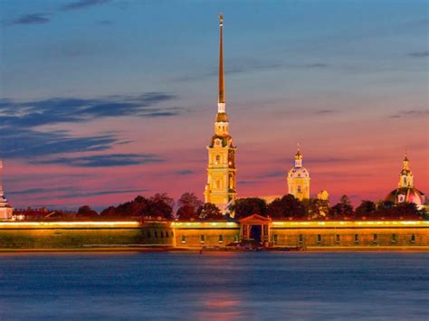 Главные символы ночного Петербурга: Адмиралтейство и Петропавловская крепость