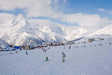 Горные вершины и незабываемые впечатления в горном курорте Домбай