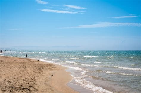 Золотистые песчаные пляжи, окруженные бирюзовыми водами Краснодарского края