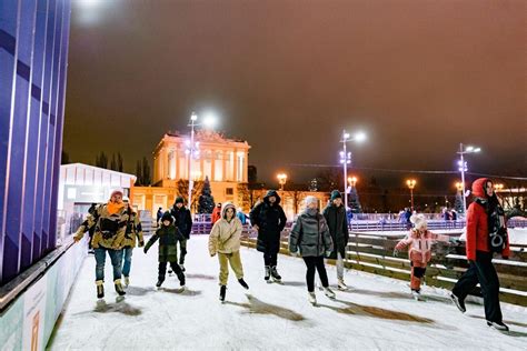 Каток с панорамным видом на город на Кинотеатральной площади