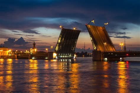 Ночная прогулка на восемь мостов: восторг от ночных панорам Северной столицы