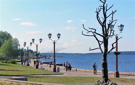 Петрозаводск: оживленный город на берегу Онежского озера с уникальной природой