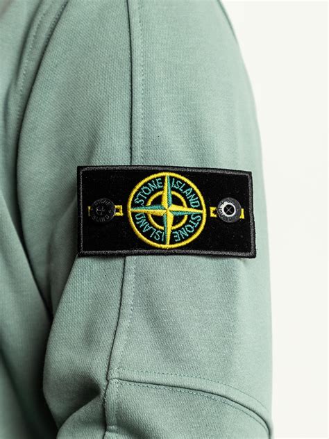 Подготовительные этапы перед применением патча от Stone Island на одежду