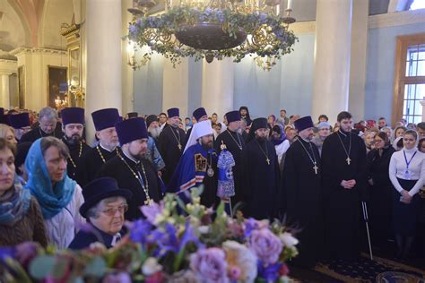 Посещение священного храма и участие в богослужении в честь великого подъема Господня
