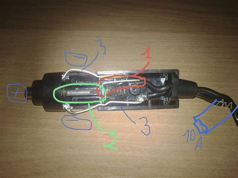 Почему данное местоположение выбрано для установки предохранителя штекера прикуривателя?