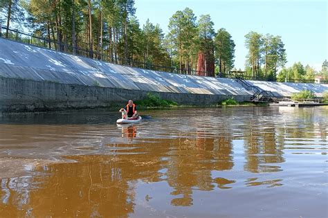 Прогулочный путь вдоль красивой речной набережной