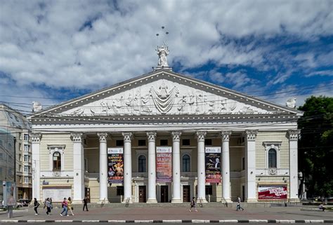 Сказочные иллюминации: яркие фасады Петербургских театров