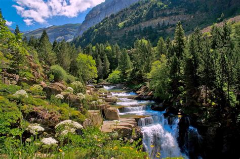 Уникальные водопады, где можно насладиться осенним купанием