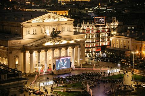  Театральная площадь: шоу на льду и гармоничная атмосфера 