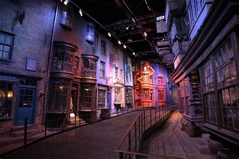 Warner Bros. Studio Tour и главные локации съемок популярного сериала